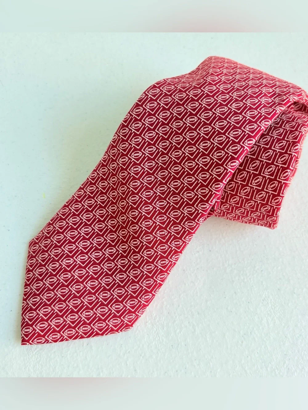 Vineyard Vines Boys Football Tie, silk, Red & White Christmas, holidays